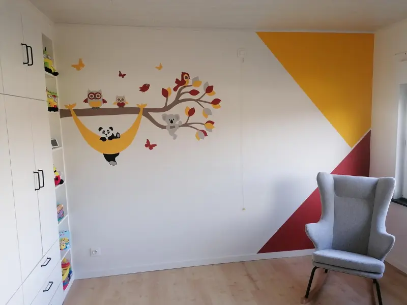 Okergele muurdecoratie in babykamer